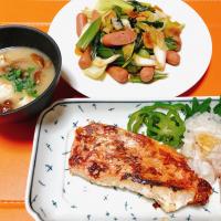金目の塩焼き
チンゲン菜、ネギ、ソーセージ炒め
味噌汁(豆腐、なめこ、お揚げ)